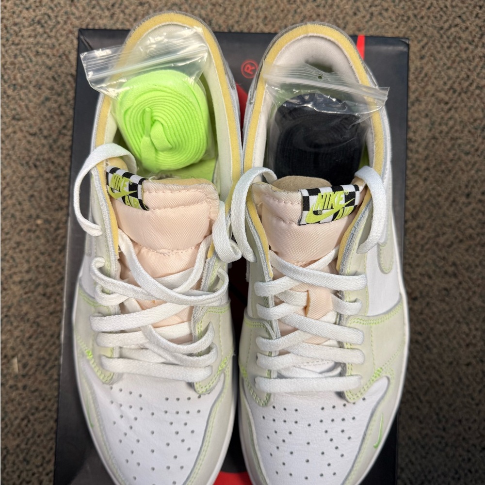 Jordan 1 Retro Low - White Ghost Green Black-  Low-Top Sneakers - Picture 2 of 6